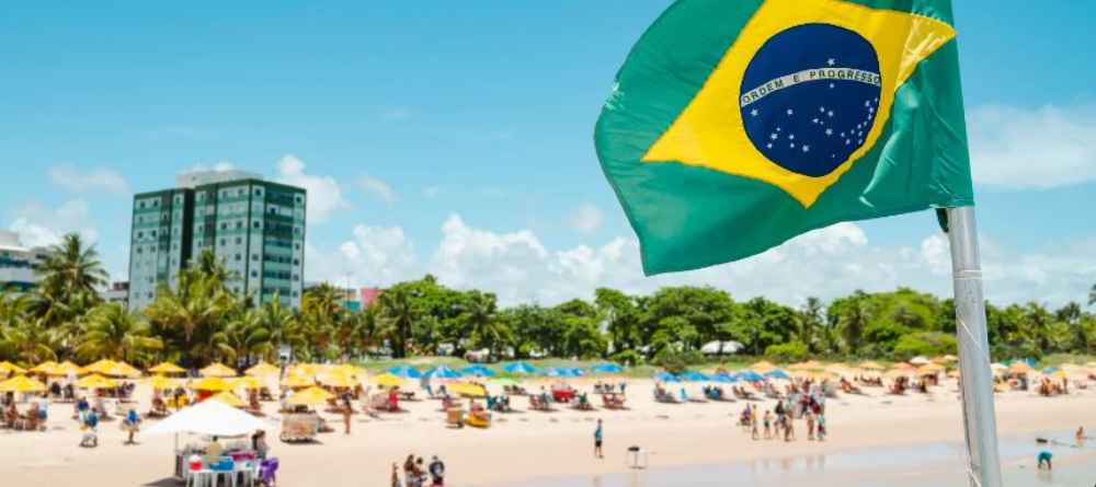 Queres fugir do frio europeu Conhece as melhores praias do Brasil